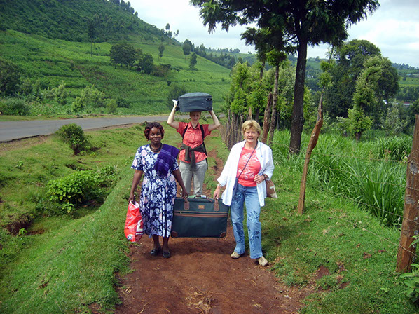 2ea Koffer aus Königswalde werden zur Schule getragen