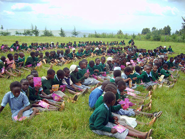 4 Schüler halten unsere Tüten in ihren Händen